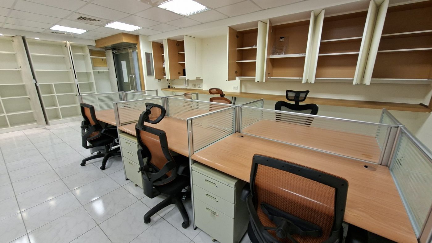 Partitioned workstations and shelving in the incubation space